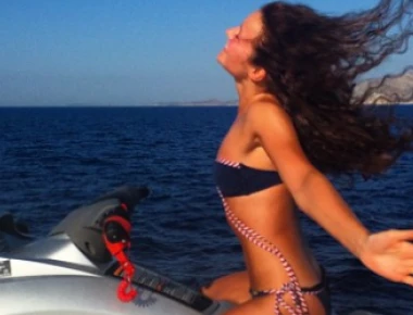 Η αξιοζήλευτη ζωή της νεότερης δισεκατομμυριούχου στον κόσμο - Μόλις 21 ετών, όμορφη Νορβηγίδα (φωτό, βίντεο)